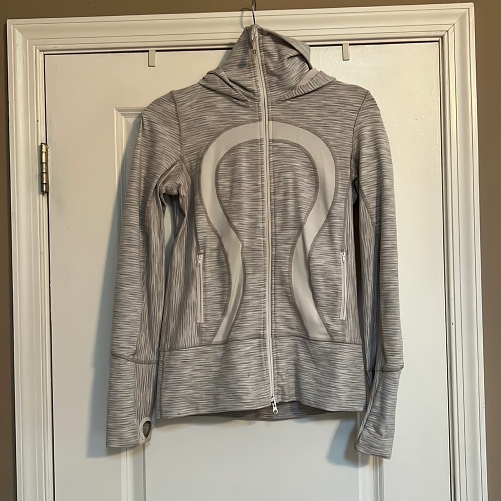 Lululemon Grey/White Scuba size 6